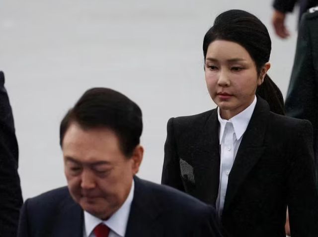 》内容涉其学历造假、论文抄袭采访多位关键人物EVO视讯一票难求！韩国首映金建希纪录片《(图2)
